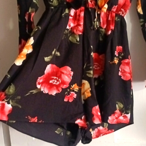 Black & Floral Shorts Romper 🔥💕 - Picture 3 of 8